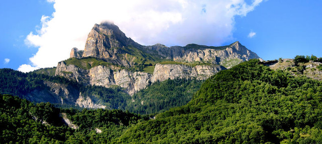 泰山是怎么形成的：从古老海洋到巍峨高山，一场跨越数十亿年的自然奇迹