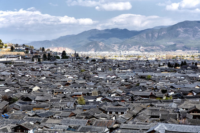 云南地图丽江：从古老城墙到雪山之巅，一场穿越时空的旅行