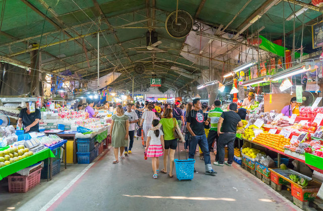 在这个城市里，你知道最近的市场在哪里吗？它可能就在你家楼下，也可能藏在某个小巷子里，等着被发现。如果你是个喜欢新鲜食材的人，或者只是想体验一下当地的生活气息，那么找到附近的市场绝对是你的必修课。今天，就带你一起去探索那些隐藏在城市角落里的宝藏——附近的市场在哪里：如何快速定位并享受购物的乐趣！