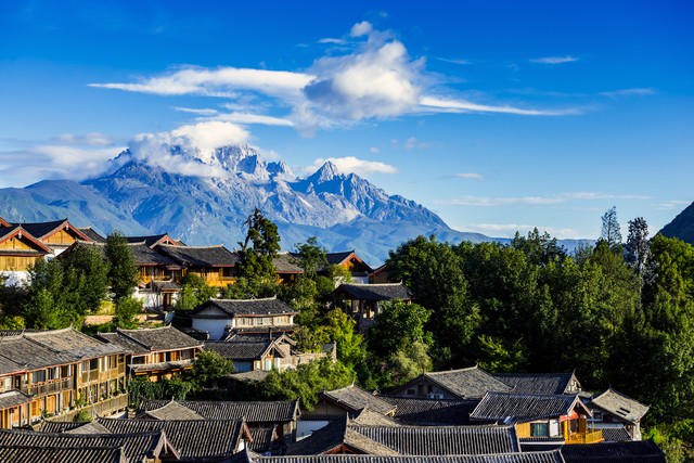 丽江旅游PPT模板免费下载，带你领略古城魅力，感受不一样的旅行体验，让每一次出行都充满惊喜！