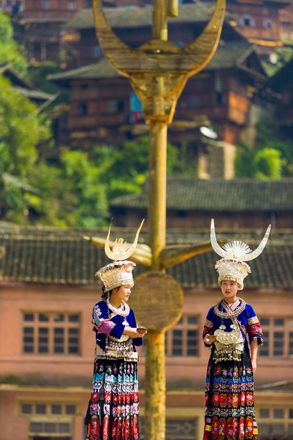 当你踏入苗族风情的世界，仿佛穿越时空，每一步都踏在历史与现代交织的旋律上