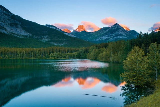 美景之旅想象：如何用最新版Photoshop创造令人惊叹的自然美景，探索内心宁静与和谐的奇幻旅程