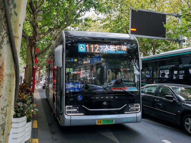 昆明215路公交车：从新册公交枢纽站到花霖路口（博帆街），一场关于城市脉络与居民生活的温暖对话
