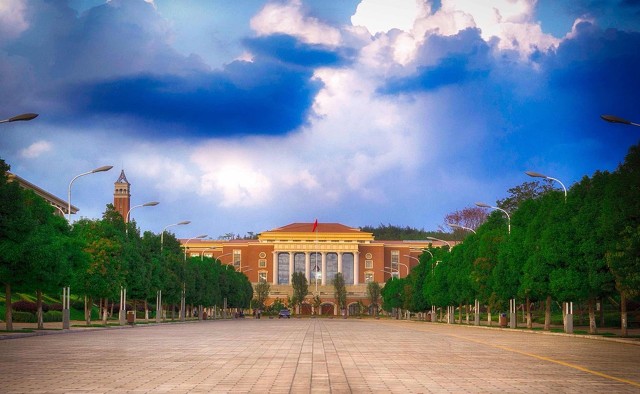 云南民族大学交通车：穿梭在两个校区之间的幸福快车，不仅是一段旅程，更是一份温暖的记忆