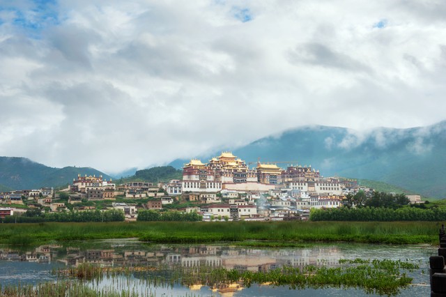 丽江古城香格里拉：一场灵魂深处的旅行，探寻人间仙境与世外桃源的奇妙之旅