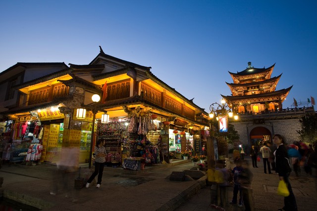 大理夜总会：从古老小巷到现代霓虹下的不夜城，一场关于夜晚的奇幻之旅