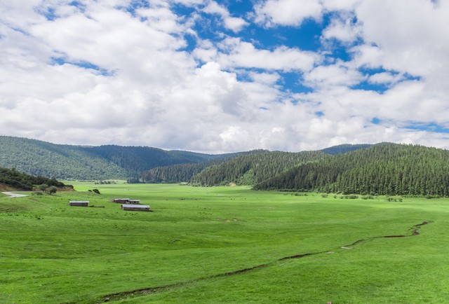 香格里拉有什么旅游？探索人间天堂的绝美景点与独特风情，带你走进这片神秘而迷人的土地！