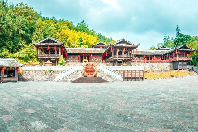 土家族人怎么样？走进土家族的世界，体验他们独特的生活方式和文化魅力，你一定会被深深吸引！