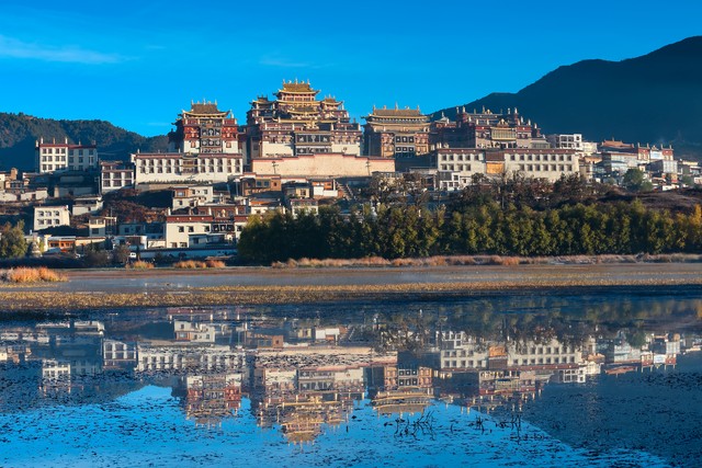 香格里拉旅游手绘：用画笔捕捉人间天堂的每一刻，探索那片神秘而美丽的土地