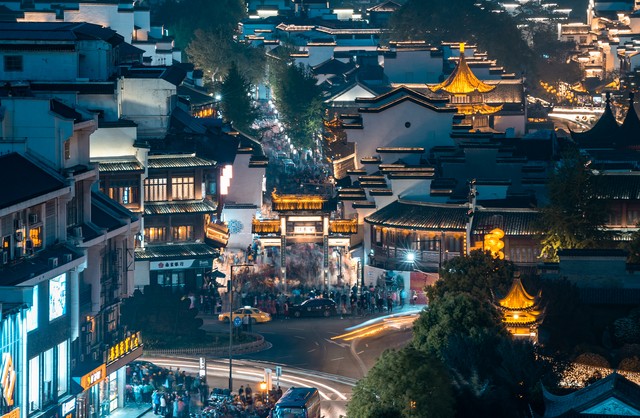 南京为什么老下雨？揭秘这座城市的雨季秘密，从气象奇观到城市应对策略全解析
