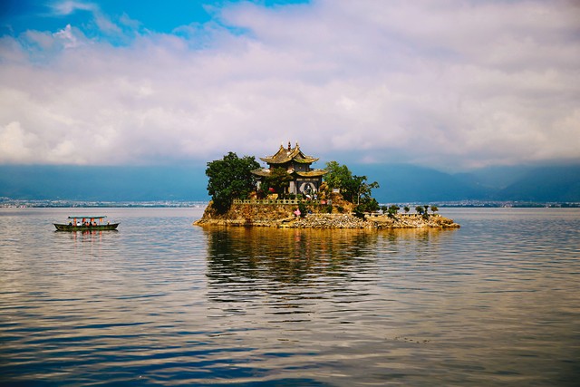 大理旅游景区招聘热潮来袭，数百岗位虚位以待，你准备好迎接这份充满阳光与热情的工作了吗？