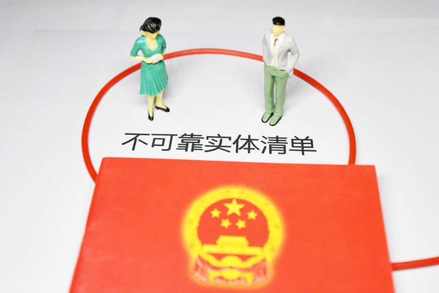 怎么补办临时身份证？2024年最全攻略，从火车站窗口到网上申请，手把手教你快速搞定，让你不再为证件烦恼
