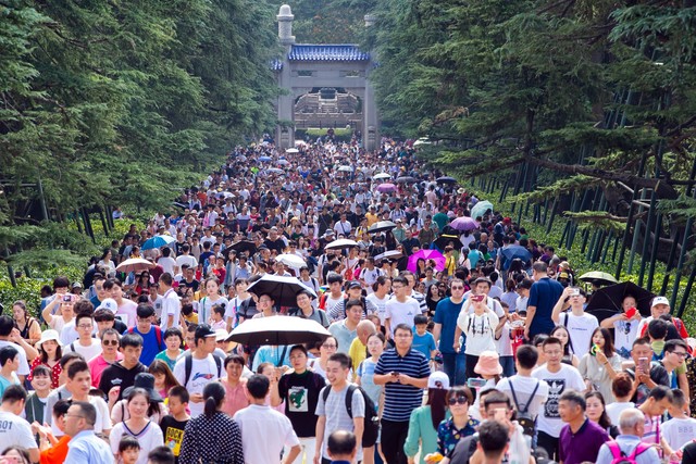 当你厌倦了城市的喧嚣，丽江古城正静静等待你的到来：一场触及灵魂的旅行，丽江旅游广告词带你走进这座充满故事的城市