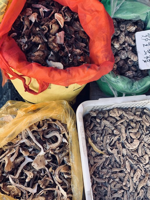 丽江野生菌市场：一场舌尖上的盛宴，今年的价格和产量你了解多少？