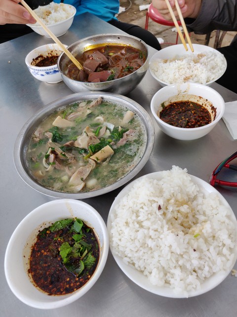 昆明伙食团推荐的美食，从街头巷尾到高档餐厅，那些让你停不下筷子的美味佳肴