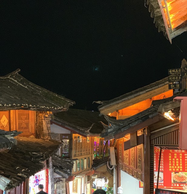 丽江的夜市小吃街，藏着你从未见过的美味世界，一场舌尖上的旅行，等你来开启！