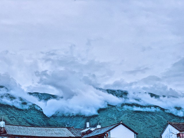 丽江到重庆旅游攻略：一场说走就走的西南大冒险，从丽江的温柔水乡到重庆的火辣热情，你准备好了吗？