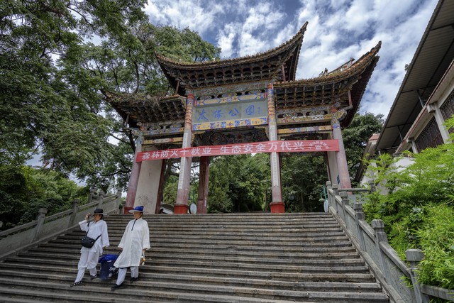 丽江忠义市场水果：一场色彩斑斓的味觉冒险，带你穿越四季的甜蜜旅程