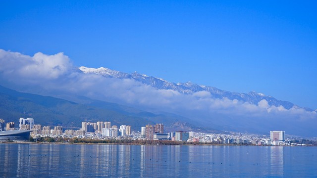 四川到云南大理：一场说走就走的高铁之旅，带你领略沿途风光无限好，从成都出发，穿越壮丽山河，直达大理古城，感受白族风情与自然美景交织的魅力
