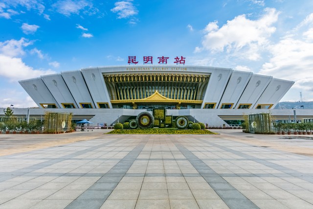昆明高铁旅游，从春城出发，带你畅游云南美景，体验速度与激情的完美结合，感受不一样的旅途快乐！