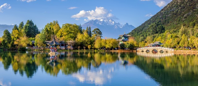 暑假云南旅游穿衣搭配：轻松玩转四季如春的时尚密码，从昆明到香格里拉，教你如何穿出个性与舒适，让每一张照片都成为朋友圈焦点