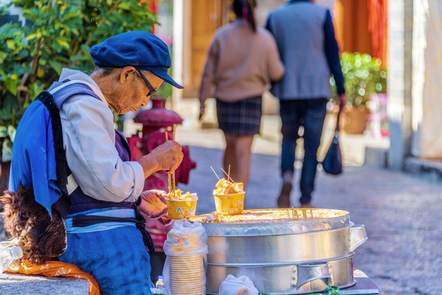 丽江古城小食街：味蕾与心灵的双重盛宴