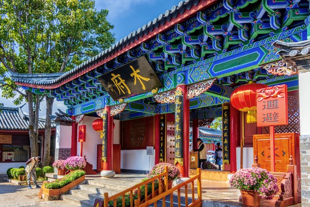 丽江古城忠义市场：从清晨的第一缕阳光到夜晚的灯火阑珊，这里不仅是买菜的地方，更是生活的舞台