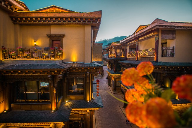 香格里拉丽江旅游订酒店：如何在天堂般的地方找到最合适的栖息地，让旅程从入住那一刻起就充满惊喜
