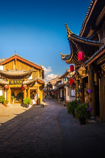丽江古城旅游公司：如何在世界文化遗产中创造独一无二的旅行体验，让每一位游客都成为故事的一部分，感受那份穿越千年的浪漫与热情