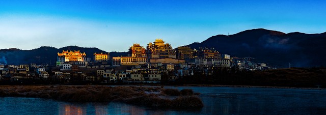 香格里拉旅游偷拍：一场意外的邂逅，一段难忘的记忆，你准备好迎接这份惊喜了吗？