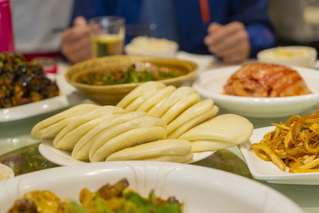 临河有什么好吃的？带你一网打尽临河美食，从街头小吃到高档餐厅，每一口都是幸福感的源泉！