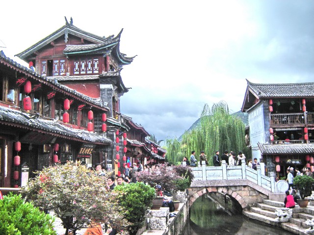 丽江古城区建设局引领未来：从万吨级油库到智慧旅游，看古城如何焕发新生，让世界再次为她着迷