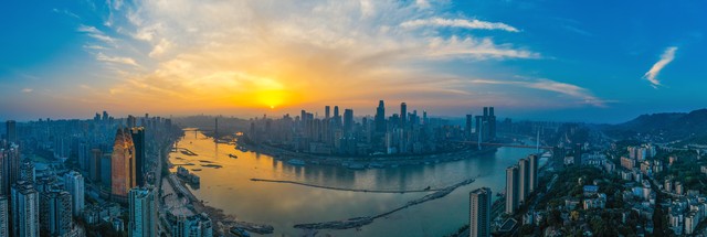 重庆到云南旅游跟团，一场说走就走的冒险，带你领略彩云之南的绝美风光，感受不一样的民族风情，体验最地道的云南美食，从重庆出发，一路向南，开启一段难忘的旅程，云南等你来征服，这个秋天，让我们一起嗨起来！