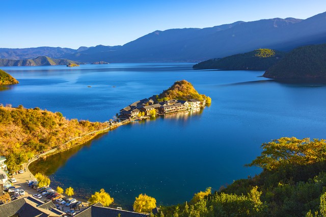 泸沽湖旅游里格岛住宿：从湖边民宿到半岛酒店，探索不一样的度假风情