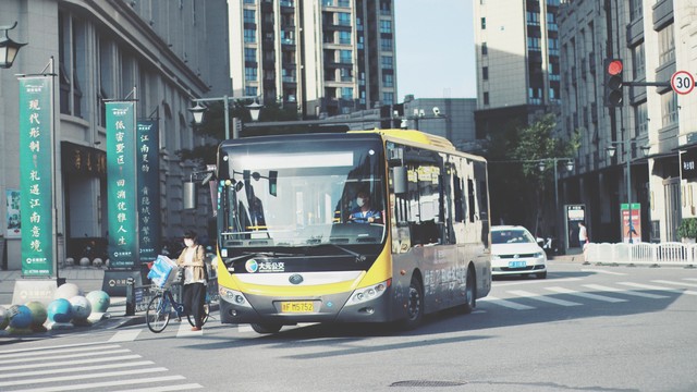 昆明44路公交车路线：从海埂公园到昆明站，20站的精彩旅程，带你领略春城之美，感受沿途每一站的独特魅力，发现那些藏在公交线路上的温暖故事和动人瞬间