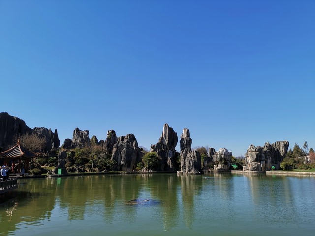 昆明旅游娇子雪山天气：从晴空万里的期待到冰雪世界的梦幻之旅，你准备好迎接这场视觉盛宴了吗？