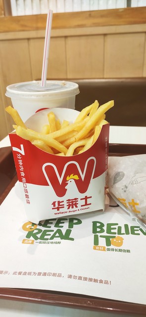 当你走进华莱士，看到那诱人的全家桶广告，心中是不是也在默默计算着这顿美味究竟要花费多少？60.9元？56.9元限时特惠？还是68元一桶的豪华版？今天就带你直击华莱士全家桶的真实价格，揭开那些藏在数字背后的秘密！
