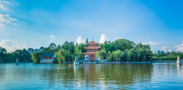 昆明有旅游景点大全：从石林到滇池，带你畅游春城的每一个角落，发现那些隐藏在繁华背后的小众秘境，体验不一样的云南风情