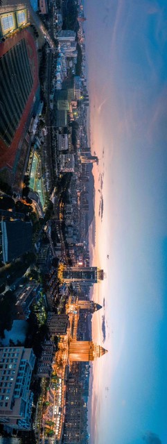 它藏着一座城：从古老街巷到现代都市的心灵之旅，探索那座隐藏于繁华背后的神秘之城