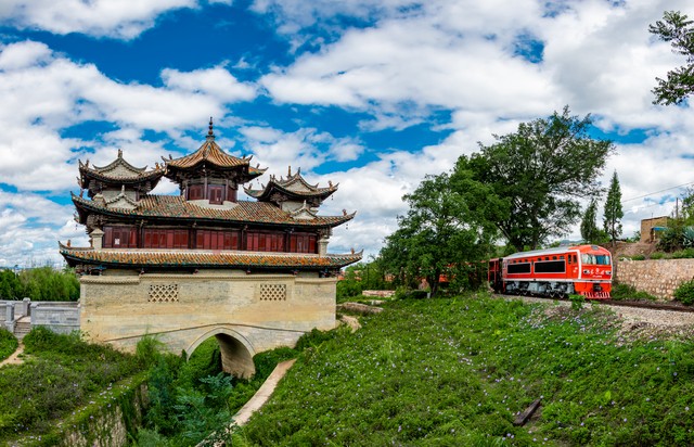 云南红河民族特色文化：穿越千年的文化盛宴，感受哈尼族彝族自治州的独特魅力